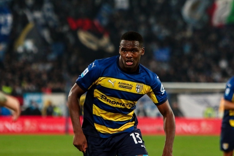 官方:19岁前锋伊森-威廉斯与曼联续约,并租借至福尔柯克